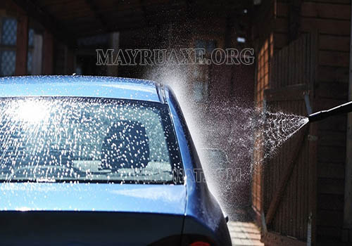 Rửa xe bằng nước mưa