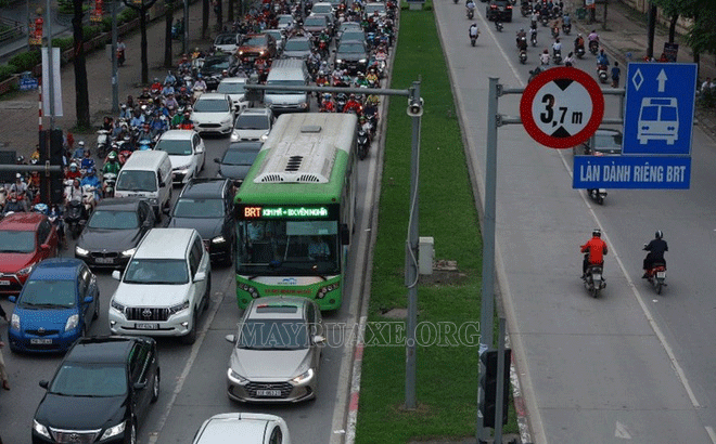Nhiều xe vẫn lẫn vào làn BRT