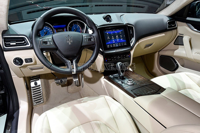 Nội thất của một chiếc Maserati