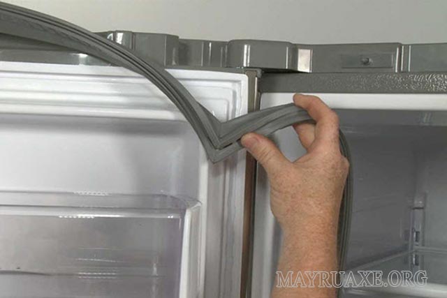 Viền cao su ở cửa bị hỏng khiến cho tủ lạnh không thể đóng khít